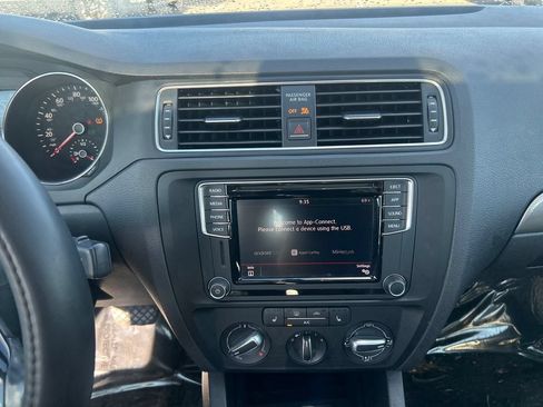Used 2018 Volkswagen Jetta SE FWD image 18