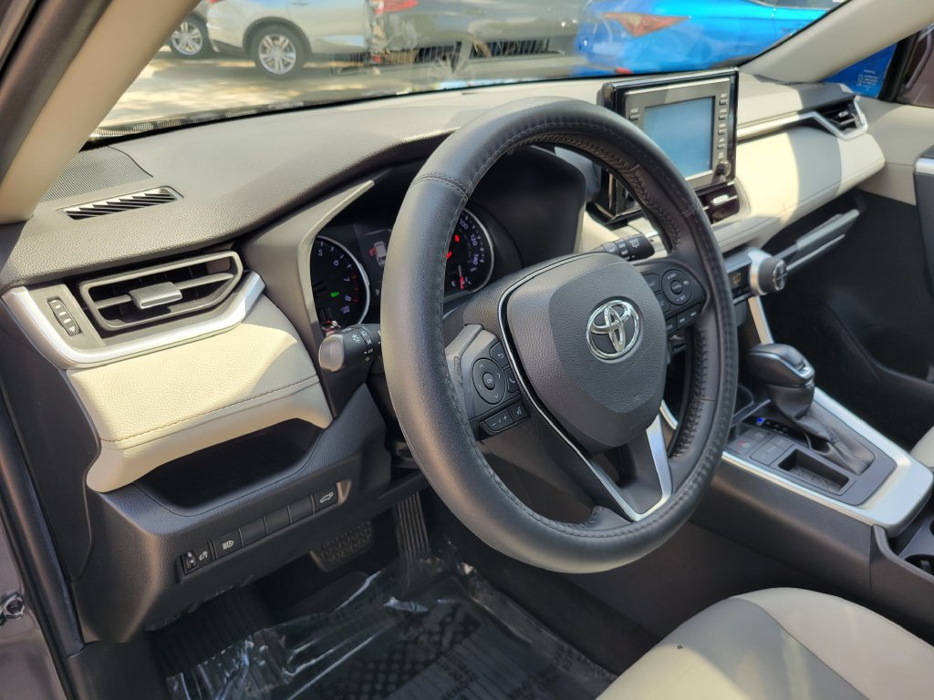 Used 2019 Toyota RAV4 XLE Premium FWD image 15