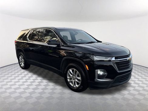 Used 2022 Chevrolet Traverse LS image 3