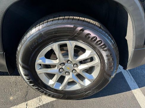 Used 2020 Chevrolet Traverse LT image 9