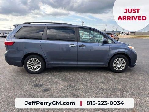 Used 2017 Toyota Sienna XLE w/ XLE Navigation Package FWD image 8