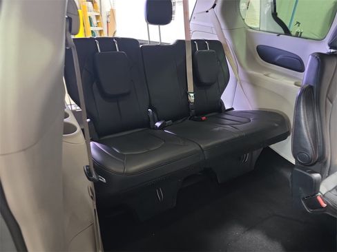 Used 2018 Chrysler Pacifica Touring-L image 12