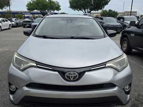 Used 2018 Toyota RAV4 LE FWD image 1