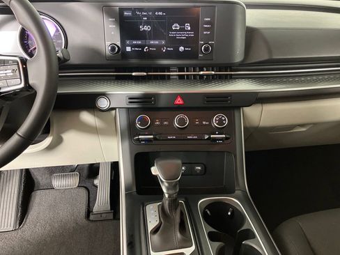 Used 2024 Kia Carnival LX image 28