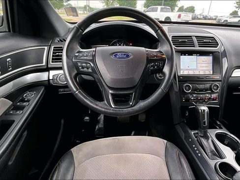 Used 2017 Ford Explorer XLT w/ Equipment Group 202A FWD image 5