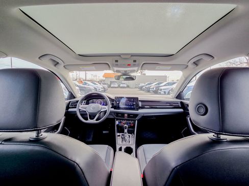 Used 2025 Volkswagen Jetta SE w/ Sunroof Package image 29