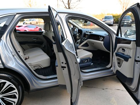 Used 2022 Bentley Bentayga image 52