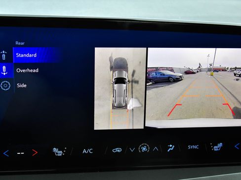 Used 2024 Chevrolet Traverse LT image 19