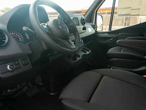 Used 2024 Mercedes-Benz Sprinter 2500 image 33