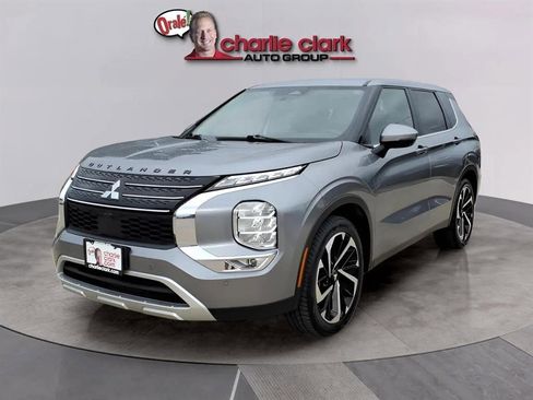 Used 2024 Mitsubishi Outlander SE image 1