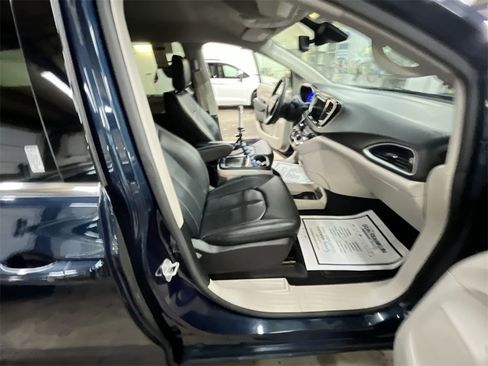 Used 2024 Chrysler Pacifica Touring-L image 24