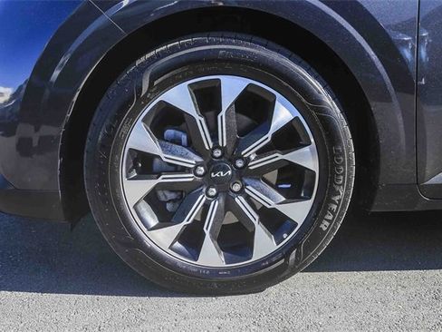 Certified 2024 Kia Carnival EX image 11