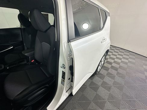 Used 2023 Kia Soul LX w/ LX Technology Package FWD image 12