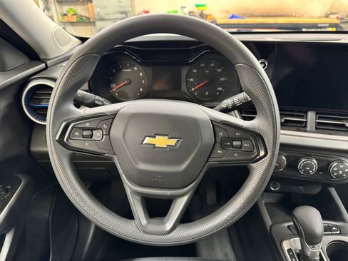 Used 2025 Chevrolet Trax LS FWD image 19