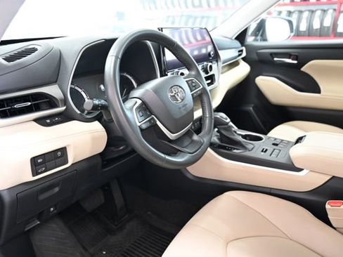 Used 2023 Toyota Highlander XLE AWD/4WD image 24
