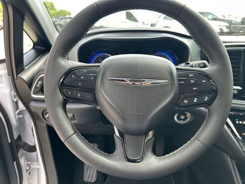 Used 2025 Chrysler Pacifica Limited FWD image 31