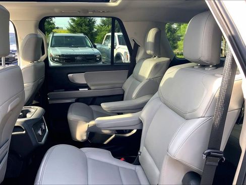 Used 2025 Ford Expedition Active AWD/4WD image 11