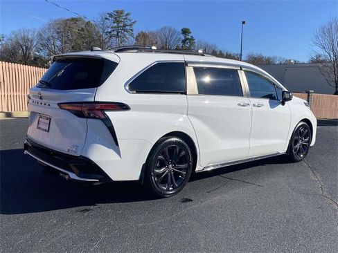 Used 2021 Toyota Sienna XSE image 6