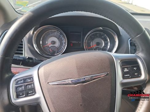 Used 2013 Chrysler Town & Country Touring FWD image 22