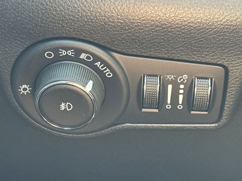 Certified 2025 Jeep Compass Latitude image 31