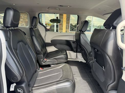 Used 2023 Chrysler Pacifica Touring-L FWD image 20