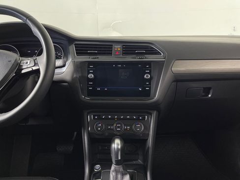 Used 2020 Volkswagen Tiguan SE w/ Panoramic Sunroof Package image 16