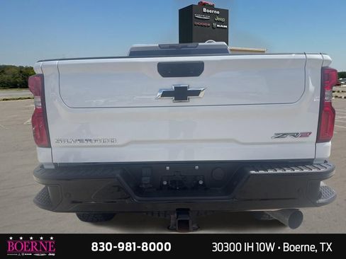 Used 2024 Chevrolet Silverado 2500 ZR2 w/ Technology Package image 11