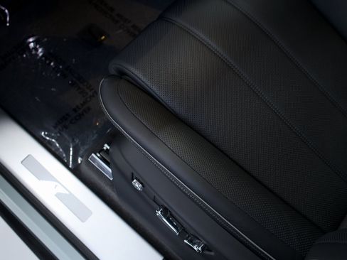 Certified 2025 Bentley Bentayga image 11