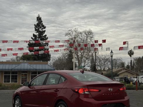 Used 2019 Hyundai Elantra SEL image 6