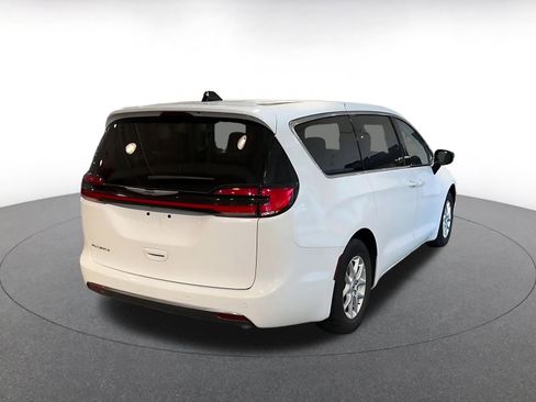 Used 2024 Chrysler Pacifica Touring-L image 14