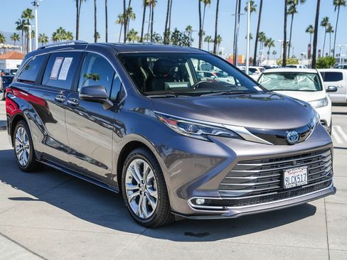 Certified 2024 Toyota Sienna Platinum FWD image 5