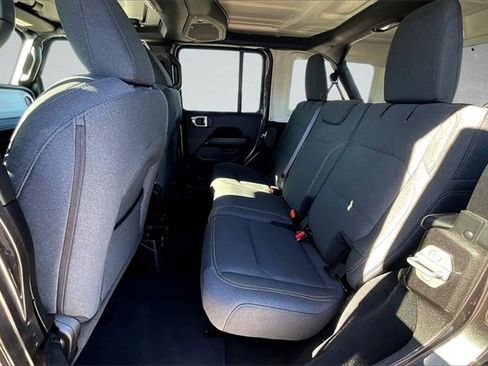 Used 2025 Jeep Wrangler Sahara image 24