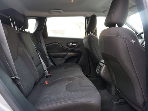 Used 2020 Jeep Cherokee Latitude FWD image 20