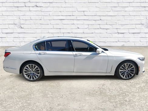 Used 2021 BMW 750i xDrive w/ Executive Package image 6