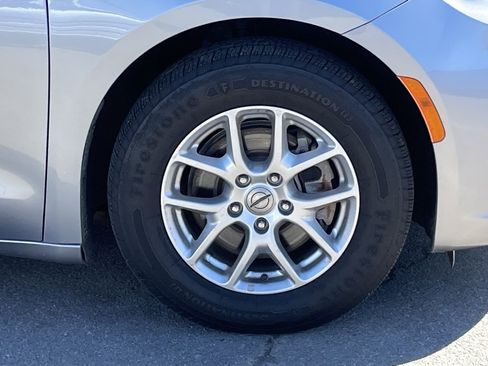 Used 2021 Chrysler Pacifica Touring-L image 34