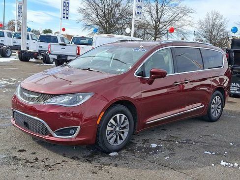 Used 2020 Chrysler Pacifica Touring-L Plus FWD image 3