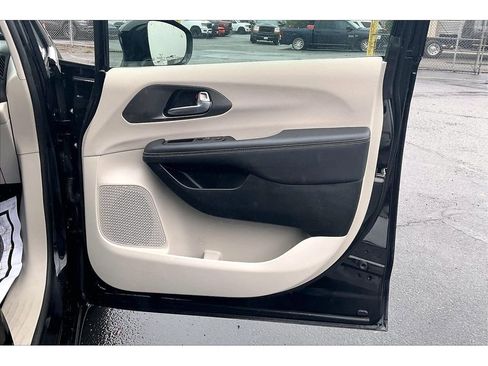 Used 2024 Chrysler Pacifica Touring-L image 24