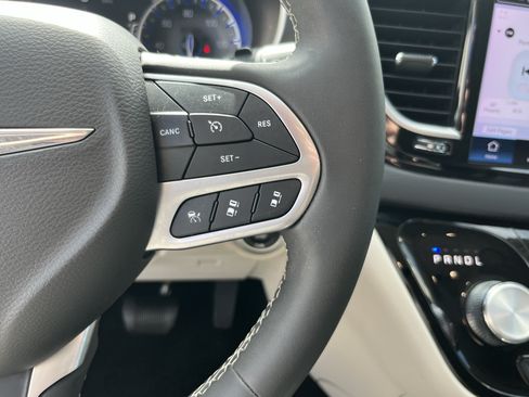 Used 2024 Chrysler Pacifica Touring-L FWD image 21