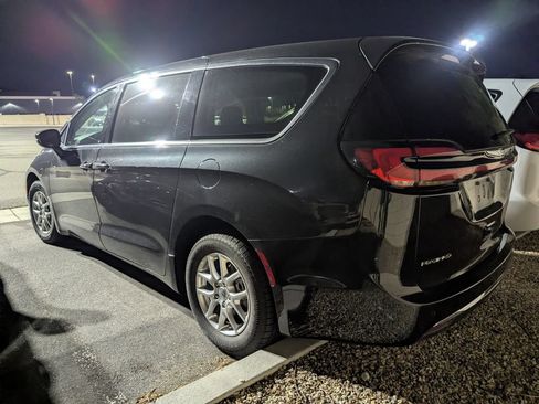 Used 2023 Chrysler Pacifica Touring-L FWD image 6