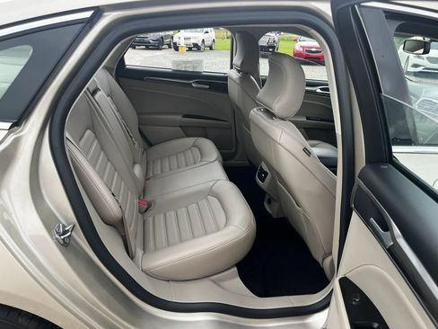 Used 2017 Ford Fusion SE w/ Fusion SE Technology Package FWD image 11