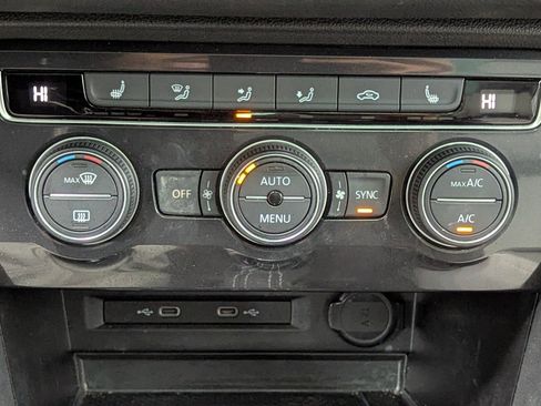 Used 2021 Volkswagen Tiguan SE w/ Panoramic Sunroof Package image 26