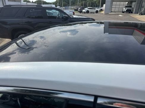 Used 2024 Toyota Venza Limited AWD/4WD image 12
