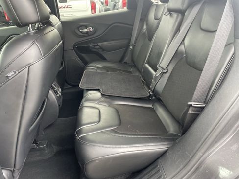 Used 2020 Jeep Cherokee Latitude Plus image 25