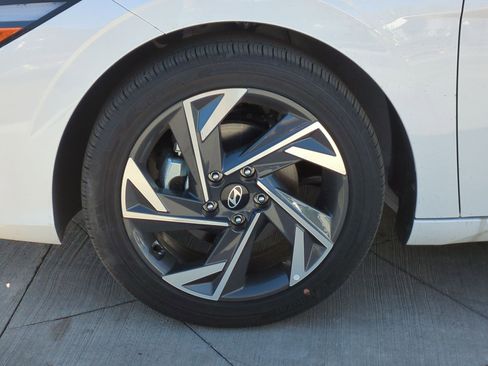 Certified 2025 Hyundai Elantra Limited image 13