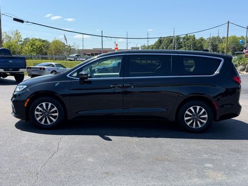 Used 2023 Chrysler Pacifica Touring-L FWD image 5