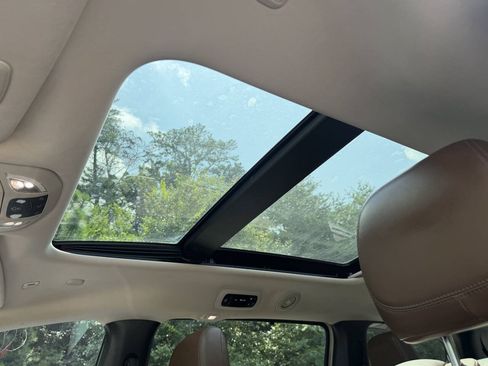 Used 2019 Chrysler Pacifica Limited w/ Advanced Safetytec Group FWD image 12