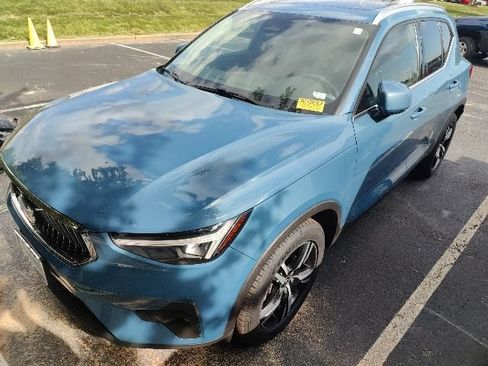Used 2023 Volvo XC40 B5 Plus AWD/4WD image 3