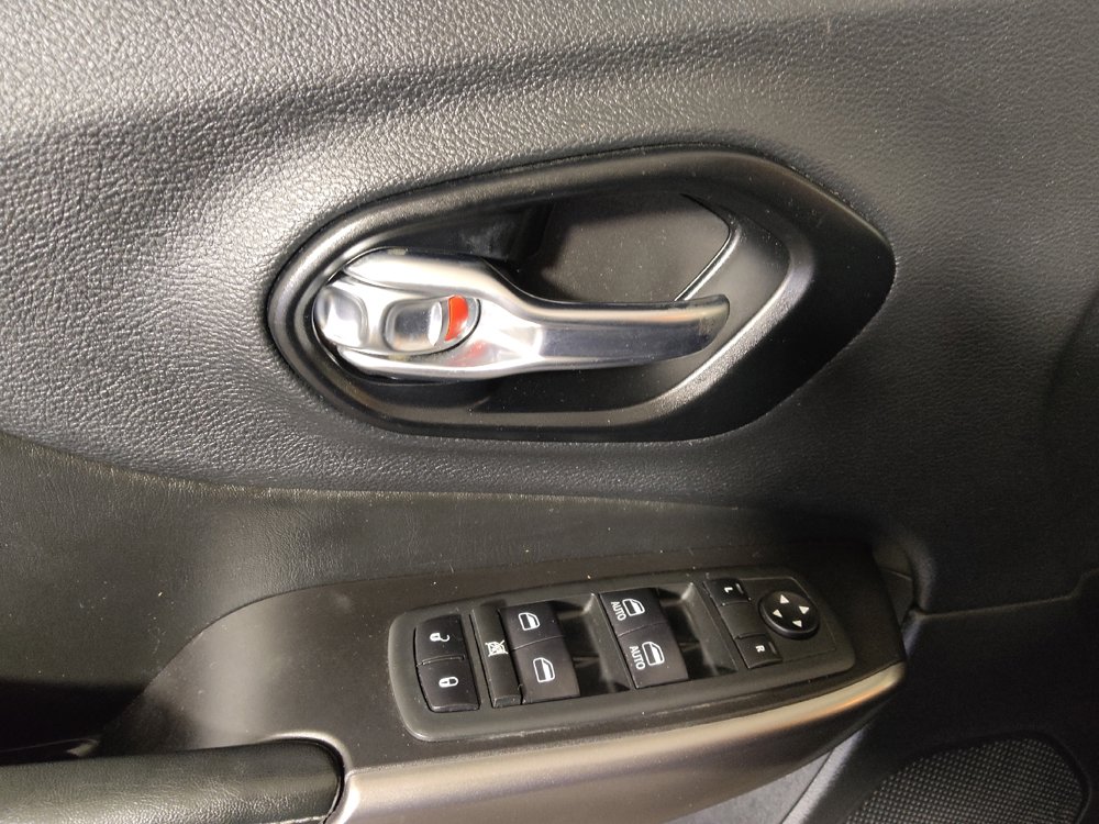 Used 2021 Jeep Cherokee Latitude Lux w/ Sun & Sound Group AWD/4WD image 27