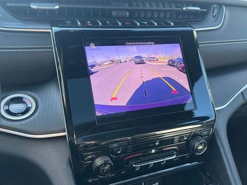 Used 2025 Jeep Grand Cherokee Altitude image 30