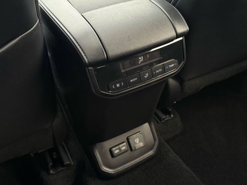 Used 2024 Toyota Highlander Limited image 23